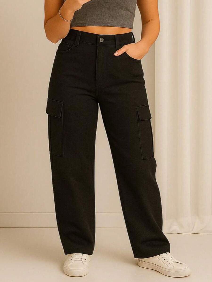 Pantalón Tipo Cargo con Bolsillos Laterales y Botón al Frente. Tela Gabardina Suave y Ligera. - Negro - Ver 1