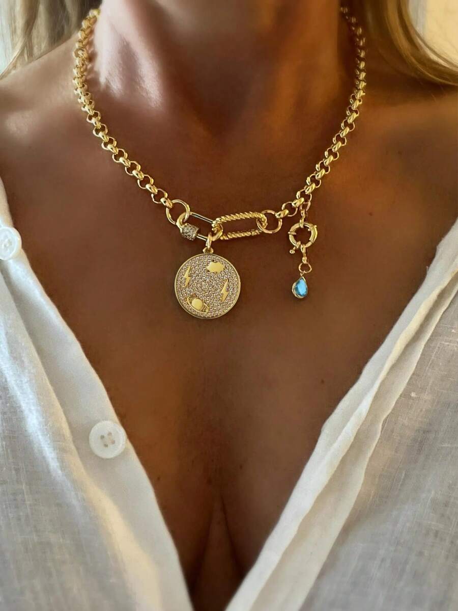 1 Pc Golden Women's Necklace Featuring A Corded Clasp Design, With A Pendant Shaped Like An Embossed Badge. The Teardrop-Shaped Pendant Is Available In Multiple Color Options, Making This Accessory A Perfect Match For Professional Attire And Exuding An Elegant Vibe