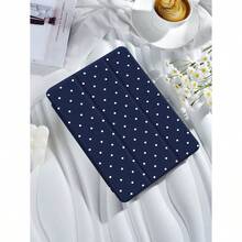 A Classic Polka-Dot Patterned Tri-Fold Flip IPad Case Compatible With IPad 10th Generation, IPad 11th Generation, IPad 10.2-Inch, IPad Pro 11-Inch (2021/2020/10th Generation), And Galaxy Tab S9 FE+ (12.4-Inch) Series. Multiple Options Available. Features A Built-In Pen Slot With Sleep/Wake Functionality. Designed For Durable Protection With Anti-Slip And Shock-Resistant Properties. Includes A Flip Cover Stand. Unisex Design. - 藍白點 - 查看 3