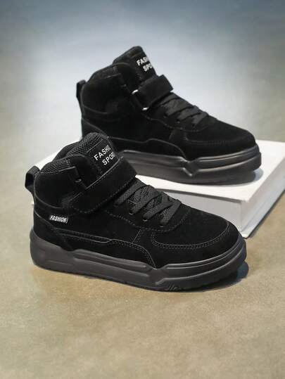 四季新款儿童运动鞋，纯黑色高帮休闲鞋，魔术贴和鞋带双重固定设计，方便穿脱，轻便舒适，适合3-14岁儿童。