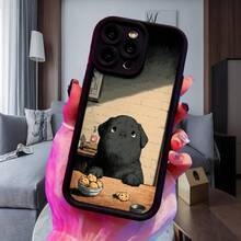 Cubierta de telefono negro con estampado de perro negro sentado en mesa con galletas y ambiente de biblioteca para uso diario en interiores Aplicable a teléfonos Apple y Galaxy. - Negro - Ver 4