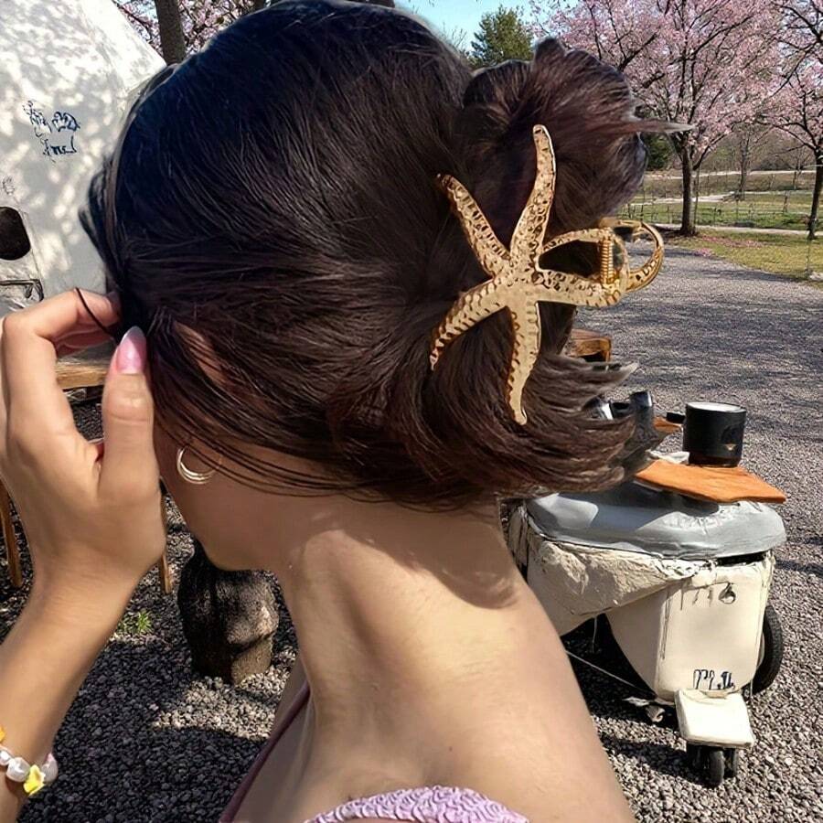 1 Women's Elegant Gold Starfish Hair Clip - Medium Claw Clip, Simple Korean Style Home Travel Beach Accessory, Durable Gold Tone Design - Gold - View 1
