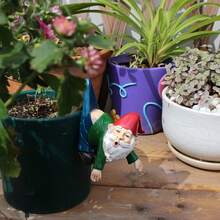 1 pieza Estatua de gnomo de resina divertida para maceta y decoración de jardín, escultura de resina de un gnomo colgado en una rama de árbol para decoración de patio, jardín o maceta exterior