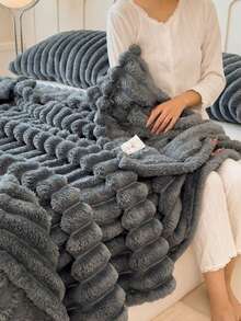 1条加厚纯色深灰色绒毛毯，采用柔软的牛奶绒法兰绒面料，双面保暖，室内外皆宜，适合办公室小憩、沙发、旅行、空调房等各种场合，四季皆宜，全家适用。