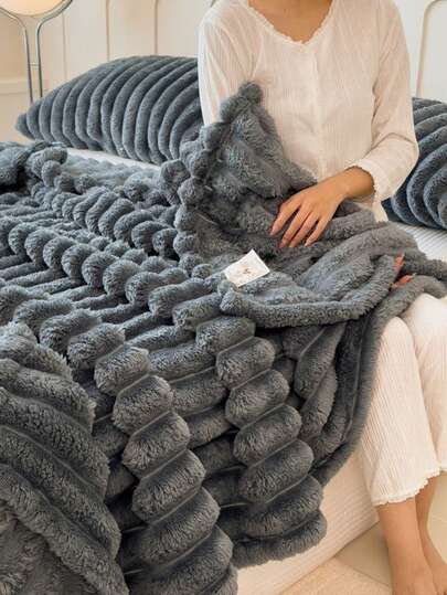 1条加厚纯色深灰色绒毛毯，采用柔软的牛奶绒法兰绒面料，双面保暖，室内外皆宜，适合办公室小憩、沙发、旅行、空调房等各种场合，四季皆宜，全家适用。