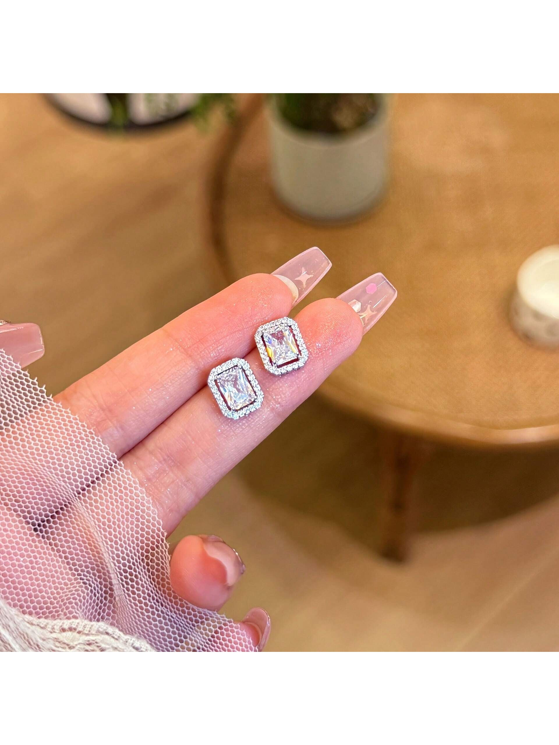 زوج أقراط ، مطلي بالذهب الأبيض