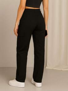 Pantalón Tipo Cargo con Bolsillos Laterales y Botón al Frente. Tela Gabardina Suave y Ligera. - Negro - Ver 2