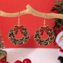 زوج أنيق وعصري من أقراط هدايا عيد الميلاد بتصميم إكليل عيد الميلاد وبابا نويل والثلجي، أقراط مجوهرات أنيقة ومتعددة الاستخدامات للنساء، هدية عيد الميلاد المثالية للصديقات - متعدد الألوان - مشاهدة 4