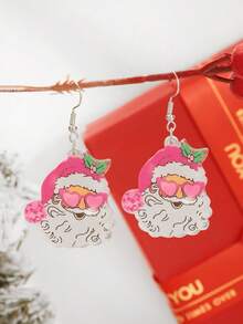 一款趣味可爱的亚克力圣诞老人耳环，采用秋冬圣诞设计，适合女性佩戴（不含包装盒）