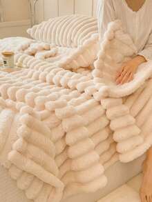 1条加厚纯白色/乳白色超大号碎毛人造毛皮绒毯，双面柔软保暖，室内外皆宜——办公室小憩、沙发、旅行、空调房等，四季皆宜，全家适用。 - 迷白 - 查看 6