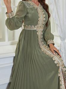 女式 V 领长袖蕾丝褶皱及地 A 字形连衣裙，配有可拆卸腰带