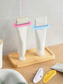 4/6/8个装塑料易挤压手动牙膏分配器，适用于浴室牙膏和洗面奶手动挤压器，四季通用，纯色，轻巧，无需电源，非常方便旅行、户外活动，是理想的浴室清洁工具，与牙刷架完美搭配。 - 彩色 - 查看 5