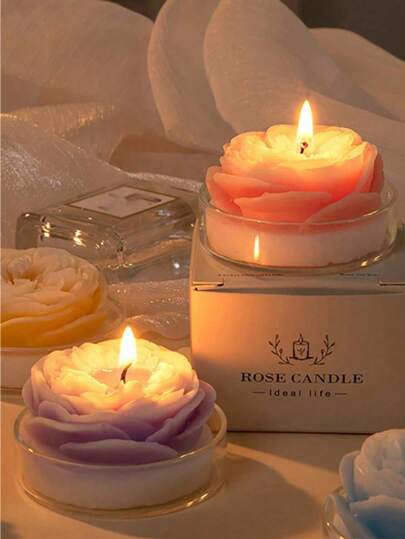 شمعة عطرية على شكل وردة ثلاثية الأبعاد، متوفرة بعدة روائح، ذات وظيفتي التعطير والديكور، مناسبة لديكور حفلات الزفاف وهدايا عيد الحب والديكور اليومي للغرف، تنبعث منها رائحة زهرية منعشة طويلة الأمد