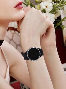 4 件装闪亮水钻保护壳，兼容三星 Galaxy Watch 4/5/6/7（40mm 和 44mm）。这款二合一保护壳采用防刮硬质 PC 边框和一体式高清钢化玻璃屏幕保护膜。专为女性设计，兼具时尚休闲外观和耐用运动性能，确保佩戴舒适和触控灵敏。4 色套装。 - 銀色+黑色+金色+玫瑰金 - 查看 9