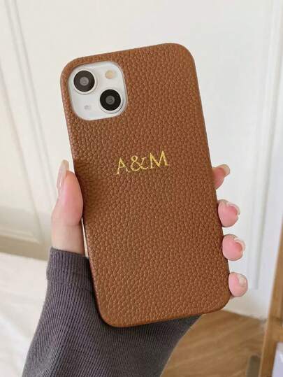 Capa rígida de couro PU personalizada com nome e estampa de lichia, compatível com iPhone 16/15/14/Pro Max/13/12/11/Plus (1 unidade). Presente ideal para o Dia dos Namorados, aniversários, feriados, para homens e mulheres. Produto personalizado para Etsy. Ideal para aniversários, casamentos e para presentear os pais.