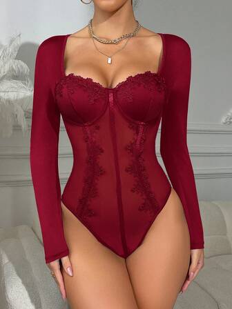 这款女士酒红色连体衣采用时尚设计，长袖方领，饰以精致的薄纱网眼点缀，尽显曼妙身姿。