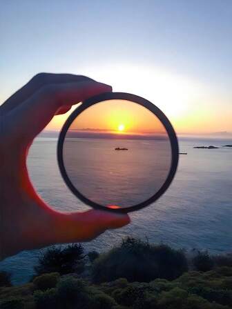 52毫米可旋转手机偏光镜，带镜头支架、透明收纳盒和清洁布 - 大口径，可反射玻璃水面，适用于智能手机，兼容和安卓手机，是夏季度假、旅行、创意摄影、社交媒体内容、Vlog、度假旅行工作室、户外直播、旅行Vlog视频录制、网红内容等的理想之选。