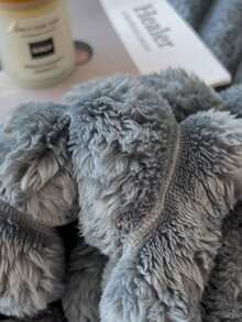 1条加厚纯色深灰色绒毛毯，采用柔软的牛奶绒法兰绒面料，双面保暖，室内外皆宜，适合办公室小憩、沙发、旅行、空调房等各种场合，四季皆宜，全家适用。