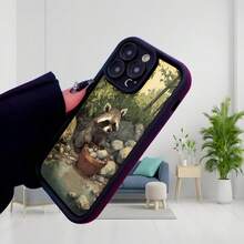Cubierta de telefono con diseño de mapache en bosque color negro con estampado de mapache sentado junto a un recipiente lleno de piedras en un entorno natural ideal para amantes de la naturaleza y animales salvajes uso diario y protección para teléfonos inteligentes Aplicable a teléfonos Apple y Galaxy. - Burdeos - Ver 3