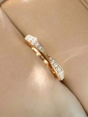 1枚优雅的立方氧化锆装饰铜细戒指，适合女性日常佩戴、订婚、婚礼、派对等场合，也是理想的情人节礼物。