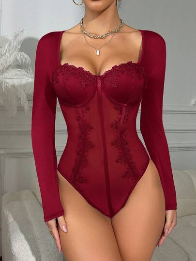 RAHQ Este body de moda negro presenta un diseño de cuello cuadrado de manga larga, decorado con delicados lunares de malla transparente, que resalta la silueta femenina.