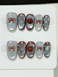 10片手工制作的蓝色心形波点、棕色立体蝴蝶结、星形亮珍珠猫眼按压式短假指甲，日常秋冬新款，甜美又酷炫，辣妹佩戴美甲，适合女士和女孩作为礼物 - 霧霾藍 - 查看 3