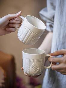 1 cană de 295 ml cu model în relief cu pulover, decorată cu modele drăguțe de brad de Crăciun, omuleț de turtă dulce și bomboane, potrivită pentru cafea, lapte, apă, latte, mocha, cappuccino și alte băuturi. Cadou perfect de Crăciun, veselă de sărbători, decor de Crăciun, cadou de Ziua Îndrăgostiților, decor de Ziua Îndrăgostiților, cadou de nuntă, decor de nuntă. - Multicolor - Vizualizare 2