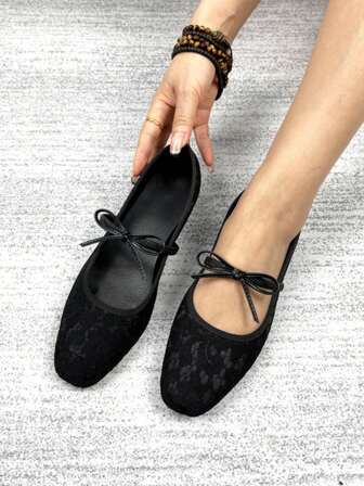 女士黑色方头平底鞋，简约复古法式设计，蕾丝网面鞋面搭配蝴蝶结绑带，透气轻便的玛丽珍平底鞋，适合所有季节穿着。