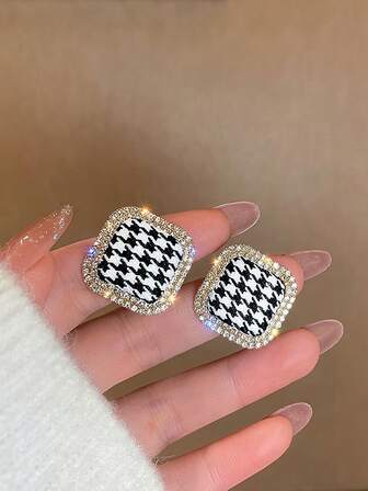 זוג אחד עגילים צמודים עם דוגמת משבצות וינטג' בעיצוב ריינסטון לנשים, התאמה אידיאלית לתלבושת