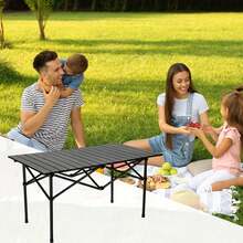 Esta mesa de campamento cuenta con un diseño plegable y una mesa enrollable que se puede montar fácilmente en pocos minutos. Solo tiene que desplegar el marco, conectar el pértiga y colocar la Mesa para usarlo. Esta mesa plegable está hecha de metal sólido y es resistente a la corrosión. Puede soportar cargas pesadas, proporcionar una superficie confiable para diversas actividades y garantizar la durabilidad de todas sus expediciones al aire libre. Ideal para todo tipo de actividades al aire libre, como barbacoas de jardín, camping, senderismo, pesca, picnics, jardinería y playa. Su diseño adaptable garantiza que su aventura funcione en cualquier lugar. Esta mesa de campamento tiene una estructura robusta que garantiza la estabilidad durante su uso. Ya sea que organice una fiesta en el patio trasero o pase un día en la playa, esta mesa plegable ofrece fiabilidad y comodidad - Negro - Ver 4