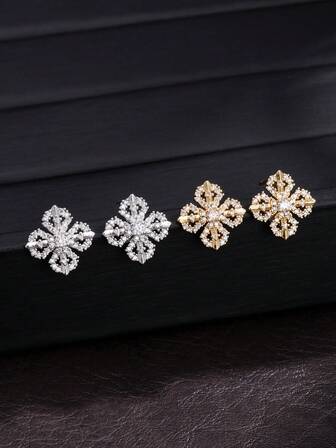 2只时尚奢华水钻镂空装饰耳环，适合女士日常佩戴