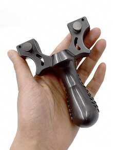 一套户外狩猎装备弹弓套装，采用ABS材质，包含替换橡皮筋和练习靶，适合初学者，轻巧便携，适合户外活动/狩猎，手柄采用纹理设计，用途广泛，可用于射击练习、聚会游戏和送礼。