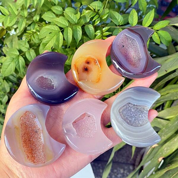 1pc Natural Agate Geode Moon, Handcrafted Agate Moon, Quartz Crystal Moon, Home Decor, Crystal Chakra, Crystal Healing, Spiritual Energy Healing, Gift For Men & Women, Crystal Gift; Each One Is Uniquely Handmade With Different Sizes And Natural Stone Patterns, Shipped Randomly.