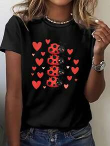 100% cotton ladies' black short-sleeve T-shirt - Ladybug Heart theme, printed with the text: four cartoon ladybugs stacked, surrounded by red hearts of different sizes. The graphic print makes it a fun choice for parties and everyday casual wear, suitable for daily leisure and outdoor outings. It is machine washable and suitable for all seasons, featuring a loose, oversized fit for comfortable and relaxed wear. Perfect for layering, it is an excellent choice for weekends and everyday casual wear. - Negro - Ver 1
