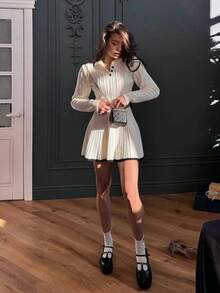 两件套Y2K风格针织衫套装，包括高领套头衫、纽扣前开襟短款长袖上衣和松紧腰A字迷你裙，适合女性在秋冬季、圣诞节和感恩节穿着。