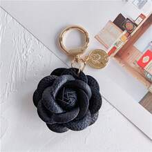 1pc Fashionable Faux Leather Camellia Keychain - Elegant Women'S Coin And Rose Pendant, Perfect For Backpacks, Keys, And Car Accessories In Black, White, Pink | Floral Keychain With Golden Coin Detail - 1 cái màu đen - Xem 1