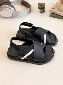 1 par de sandalias planas casuales cómodas y transpirables con tiras cruzadas de color contrastante negro y blanco para niños, adecuadas para la escuela, uso diario y verano - Blanco y Negro - Ver 4