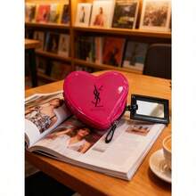 Yves Saint Laurent 女士可爱心形亮粉色化妆包，带化妆镜，中号容量黑色logo图案化妆包，光滑闪亮漆皮材质，耐用拉链洗漱包，内置迷你镜子，非常适合日常补妆、旅行浴室收纳、派对妆容准备、通勤包内胆，也是送给女性的甜蜜情人节/生日礼物，时尚百搭，适合约会和休闲外出。 - 玫紅色 - 查看 7