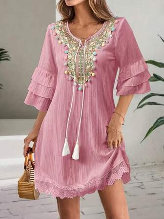 Klänning med broderad V-ringad dam med färgglada tofsdetaljer, volanger 3/4 ärmar, tofsdekor Holiday Beach Dress