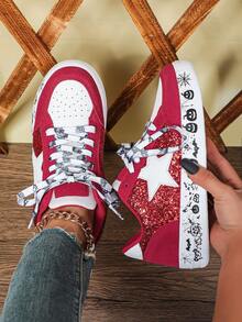 这款时尚喜庆的红白撞色鞋，适合婚礼和各种庆典场合。鞋面饰有闪亮亮片，搭配织物鞋垫和趣味十足的多元素EVA中底。低帮圆头设计，舒适轻便，适合休闲和运动风格的女性，四季皆宜。是节日礼物、度假或年末庆祝活动的完美之选。 - 紅白底白黑 - 查看 3