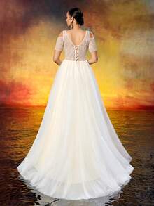 Elegantes und anmutiges romantisches Hochzeitskleid, tiefer V-Ausschnitt, kurze Ärmel, Mesh-Stoffdetails, perfekt für Bräute - Weiss - Übersicht 2