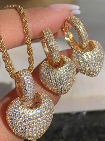 1 par de pendientes con forma de corazón de lujo, con circonita cúbica incrustada, diseño elegante, adecuados para mujeres, también se pueden usar como pendientes de novia, apropiados para ocasiones casuales, citas, fiestas, bodas y otros eventos. Pendientes con forma de corazón de burbujas para exteriores en invierno