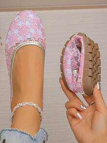 一双仙女风蕾丝亮片网眼平底女鞋,鞋底柔软舒适,可折叠收纳,闪亮亮片装饰,平底款式舒适易穿,休闲优雅的女士软底一脚蹬鞋,适合办公室、居家、外出、派对等场合。 - 粉色 - 查看 11