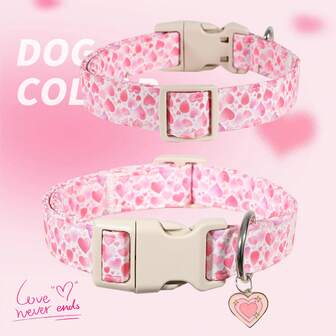 情人节爱心吊坠狗狗项圈，涤纶材质，心形印花，可调节尺寸，适合小型、中型和大型犬，时尚宠物配饰，适合小型和中型犬，配有快拆塑料扣，多种颜色可选，室内外均可使用。