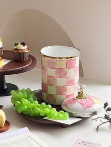 一套复古经典格纹木柄菱形盖珐琅水壶，大容量直筒菱形盖储物罐，可作饼干罐、咖啡豆罐、调味料罐，四季通用耐高温多功能水壶，可作咖啡壶、奶茶壶、水果壶、冷水壶，适用于办公室和家庭下午茶。 - 粉紅白格 - 查看 17