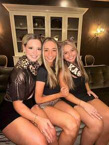 Uma tiara feminina com estampa de leopardo e orelhas de gato, estilo desenho animado. Acessório de cabelo elegante e moderno com presilha, moderno e versátil. - Multicolorido - Ver 5