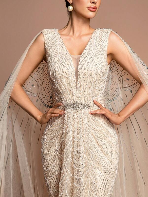 Elegante vestido formal de mujer sin mangas con cuello en V y largo hasta los tobillos, con detalles de contraste de lentejuelas y malla, perfecto para fiestas y eventos de noche