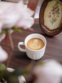 1 cană de 295 ml cu model în relief cu pulover, decorată cu modele drăguțe de brad de Crăciun, omuleț de turtă dulce și bomboane, potrivită pentru cafea, lapte, apă, latte, mocha, cappuccino și alte băuturi. Cadou perfect de Crăciun, veselă de sărbători, decor de Crăciun, cadou de Ziua Îndrăgostiților, decor de Ziua Îndrăgostiților, cadou de nuntă, decor de nuntă. - Multicolor - Vizualizare 4