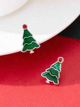 زوج من أقراط الأذن ذات الشكل الأنيق والبسيط بتصميم شجرة الميلاد