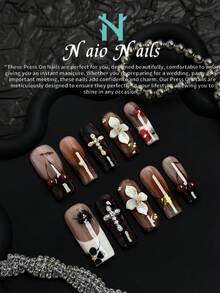 NAIO 这款10片装手工方形美甲贴片套装，采用Y2K复古风设计，包含棕色、裸色和白色三种颜色，法式边缘，并饰以3D立体花朵、蛇纹、樱桃、十字架、水钻和金色珠子。它们非常适合女性和女孩的日常妆容，也适用于派对、庆典和其他场合。是送给女性和女孩的绝佳礼物。 - 彩色 - 查看 4